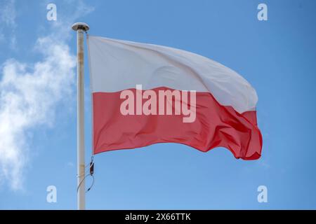 Nationalflaggen. Die Nationalflagge von Polen weht vor blauem, leicht bewölktem Himmel. Soulac-sur-Mer Gironde Frankreich *** bandiere nazionali la bandiera nazionale della Polonia vola contro un cielo blu e leggermente nuvoloso Soulac sur Mer Gironde Francia Foto Stock