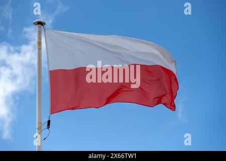 Nationalflaggen. Die Nationalflagge von Polen weht vor blauem, leicht bewölktem Himmel. Soulac-sur-Mer Gironde Frankreich *** bandiere nazionali la bandiera nazionale della Polonia vola contro un cielo blu e leggermente nuvoloso Soulac sur Mer Gironde Francia Foto Stock