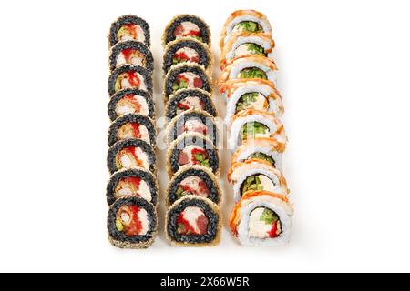 Squisito trio di sushi: Tempura, uramaki, classici involtini di gamberi Foto Stock