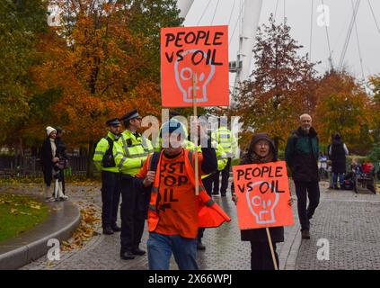 Londra, Regno Unito. 18 novembre 2023. Gli attivisti di Just Stop Oil si riuniscono fuori dalla sede centrale della Shell mentre continuano le loro proteste contro le nuove licenze per i combustibili fossili. Crediti: Vuk Valcic/Alamy Live News Foto Stock