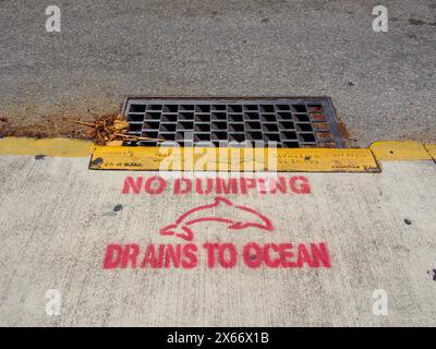 Nessun scarico sul marciapiede dell'oceano con un cartello stampigliato in un drenaggio a Key West, Florida, USA, 16 aprile 2024 Foto Stock