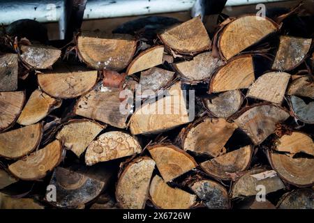 Pile di legna da ardere tritata conservata per il riscaldamento invernale Foto Stock
