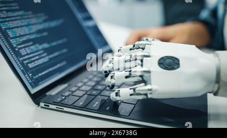 Primo piano sulle mani: Programmatore con disabilità che utilizza il braccio protesico per lavorare su un computer portatile. Uso professionale rapido e naturale del codice Myoelectric Bionic Hand to Type per software Foto Stock