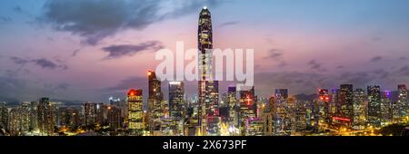 Skyline di Shenzhen con panorama sui grattacieli nel centro cittadino al crepuscolo del tramonto a Shenzhen, Cina Foto Stock