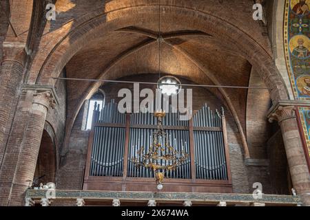 Loggia all'interno del Duomo di Modena con organo a canne e candelabro del tetto, Modena, Italia. Foto Stock