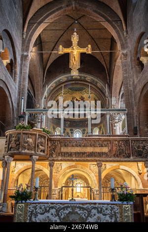 Altare e Crocifisso nella nave principale del Duomo di Modena, Italia. Foto Stock