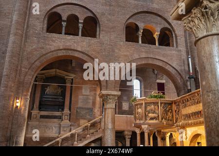 Scalinata laterale, palco e archi all'interno del Duomo di Modena, Italia Foto Stock