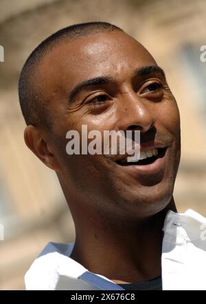 Ostacolista gallese di 110 metri, vincitore della medaglia d'argento olimpica e campione del mondo, Colin Jackson. 3/5/06 Foto Stock