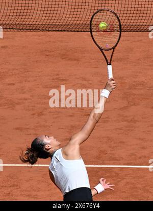 Roma, Italia. 13 maggio 2024. Zheng Qinwen della Cina serve all'Osaka Naomi del Giappone durante il singolare femminile del 16° turno al WTA Italian Open di Roma, in Italia, 13 maggio 2024. Crediti: Alberto Lingria/Xinhua/Alamy Live News Foto Stock