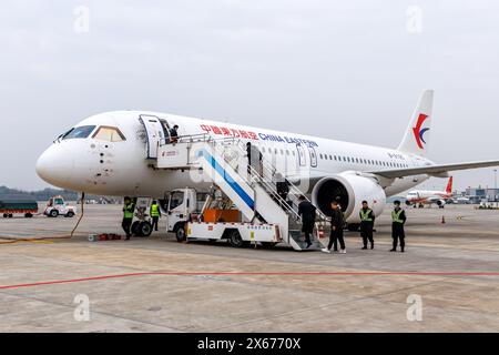 Chengdu, Cina - 9 aprile 2024: Primo aereo sviluppato interamente in Cina COMAC C919 della Cina orientale presso l'aeroporto di Chengdu Tianfu (TFU) in Cina. Foto Stock