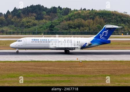 Chengdu, Cina - 8 aprile 2024: Primo aereo progettato e costruito in Cina COMAC ARJ21-700 del China Express presso l'aeroporto di Chengdu Tianfu (TFU) i. Foto Stock