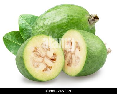 Frutti feijoa con foglie e tagli incrociati di feijoa su sfondo bianco. Il file contiene il percorso di ritaglio. Foto Stock