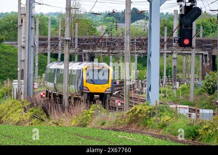 Unità multipla diesel classe 195 della ferrovia settentrionale a Winwick sulla linea principale della costa occidentale. Foto Stock