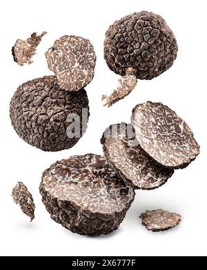 Tartufi estivi e fette di tartufo isolate su sfondo bianco. Primo piano. Foto Stock