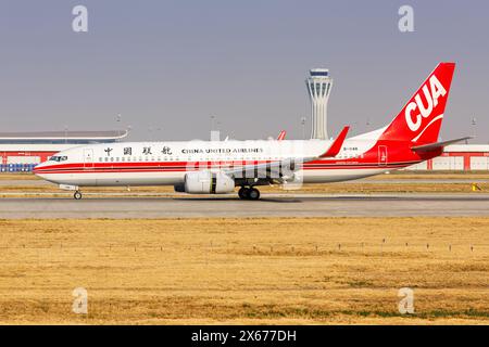 Pechino, Cina - 31 marzo 2024: Aereo Boeing 737-800 di China United Airlines CUA Airlines presso l'aeroporto di Pechino Daxing (PKX) in Cina. Foto Stock