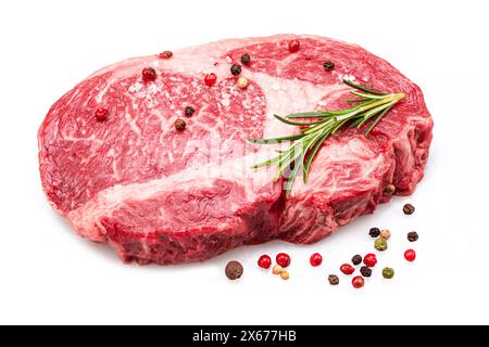 Bistecca cruda con peperoni in grani e rosmarino isolati su sfondo bianco. Foto Stock