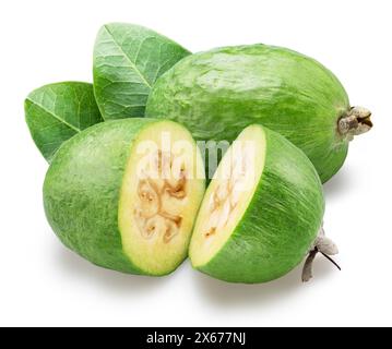 Feijoa frutti con foglie e feijoa sezioni trasversali isolate su sfondo bianco. Tracciato di ritaglio. Foto Stock