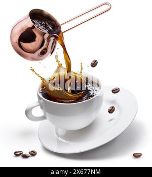 La bevanda bollente che viene versata dal caffè di rame nella tazza di caffè isolata su sfondo bianco. Immagine concettuale del caffè. Foto Stock