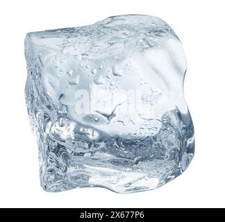 Cubetto di ghiaccio sciogliente ricoperto di gocce d'acqua su sfondo bianco. Il file contiene il percorso di ritaglio. Foto Stock