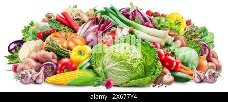 Abbondanza di verdure fresche biologiche ed erbe isolate su sfondo bianco. Background alimentare. Foto Stock