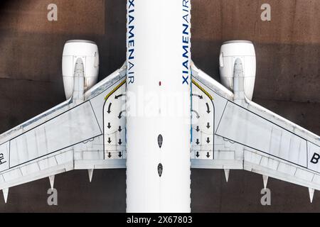 Hong Kong, Cina - 7 aprile 2024: Aeroplano XiamenAir Boeing 737-800 presso l'aeroporto Chek Lap Kok di Hong Kong in Cina. Foto Stock