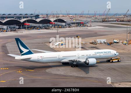 Hong Kong, Cina - 7 aprile 2024: Aereo Cathay Pacific Boeing 777-300ER all'aeroporto Chek Lap Kok di Hong Kong in Cina. Foto Stock