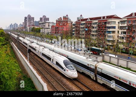 Shanghai, Cina - 11 aprile 2024: Treni ad alta velocità della China Railway CR a Shanghai, Cina. Foto Stock