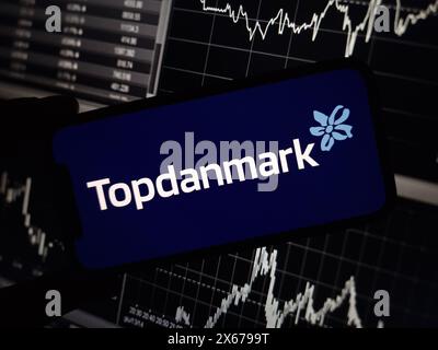 Konskie, Polonia - 12 maggio 2024: Logo della società Topdanmark visualizzato sul telefono cellulare Foto Stock