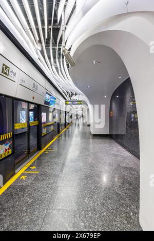 Shanghai, Cina - 10 aprile 2024: Metropolitana di Shanghai, architettura moderna nella stazione metropolitana dei trasporti pubblici Yuyuan Garden a Shanghai, Cina. Foto Stock