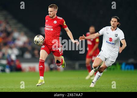 Ronan Darcy di Crawley Town supera Michael Jordan Williams dei MK Dons durante la semifinale di andata e ritorno della Sky Bet League Two allo stadio MK di Milton Keynes. Data foto: Sabato 11 maggio 2024. Foto Stock