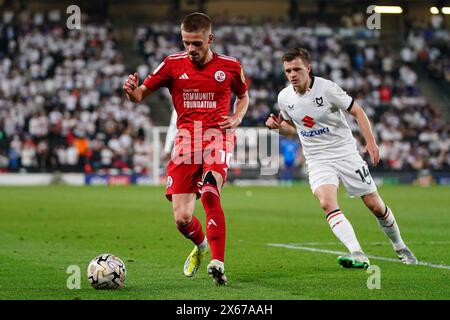 Ronan Darcy di Crawley Town supera Joseph Tomlinson degli MK Dons durante la partita di semifinale, andata e ritorno allo Stadio MK, Milton Keynes della Sky Bet League Two. Data foto: Sabato 11 maggio 2024. Foto Stock