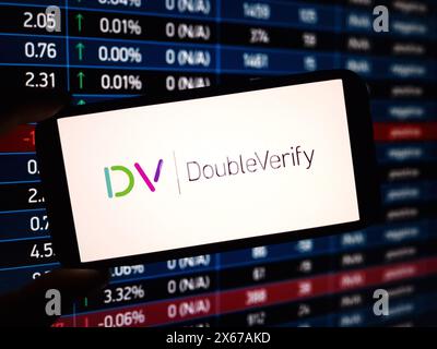 Konskie, Polonia - 12 maggio 2024: Logo aziendale DoubleVerify visualizzato sul cellulare Foto Stock