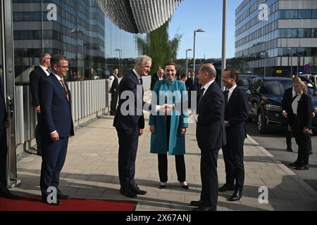 Stoccolma, Svezia. 13 maggio 2024. STOCCOLMA, SVEZIA 20240513Il primo ministro norvegese Jonas Gahr Støre stringe la mano al Cancelliere tedesco Olaf Scholz, dato che viene accolto dai primi ministri nordici al di fuori della sede centrale di Ericssona Kista, Stoccolma, Svezia, 13 maggio 2024, durante una riunione di due giorni del primo Ministro nordico sulla sicurezza e la competitività. Sulla sinistra c'è il primo ministro finlandese Petteri Orpo, al centro c'è la danese mette Fredriksen e sulla destra il primo ministro svedese Ulf Kristersson (M). Foto: Pontus Lundahl/TT/codice 10050 credito: TT News Agency/Alamy Live News Foto Stock