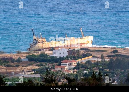 Il naufragio dell'Edro 111 sulle rocce vicino a Peyia, Paphos, Cipro. La nave si arenò durante una tempesta nel dicembre 2011. Foto Stock