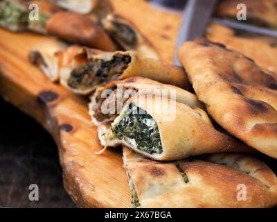 Panzerotti ripieni di cibo di strada al mercato di siracusa, in sicilia Foto Stock