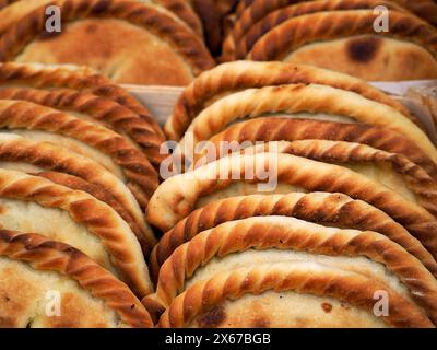 Panzerotti ripieni di cibo di strada al mercato di siracusa, in sicilia Foto Stock