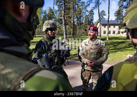 Colonnello John rotante, 11th Airborne Division Commander, dell'esercito americano in collaborazione con la 1st Division dell'esercito svedese durante l'esercitazione dell'esercito americano Swift Response 24 presso il poligono di addestramento e tiro di Skillingaryd, contea di Småland, Svezia, durante martedì. La "risposta rapida" è guidata da US Army Europe & Africa e fa parte della serie di esercizi Steadfast Defender della NATO (STDE 24). Foto Stock