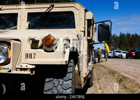 11th Airborne Division dell'esercito americano, qui un veicolo a ruote multiuso ad alta mobilità, HMMWV, Humvee, co-basato con la 1st Division dell'esercito svedese durante l'esercitazione dell'esercito americano Swift Response 24 presso il poligono di addestramento e tiro Skillingaryd, contea di Småland, Svezia, durante martedì. La "risposta rapida" è guidata da US Army Europe & Africa e fa parte della serie di esercizi Steadfast Defender della NATO (STDE 24). Nella foto: Esercito DEGLI STATI UNITI con il sistema di artiglieria M-109 Paladin. Foto Stock