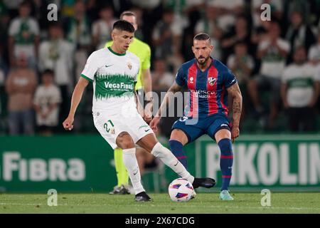 Elche, Spagna. 13 maggio 2024. ELCHE, SPAGNA - 12 MAGGIO: Nico Castro attacca il centrocampo dell'Elche CF compete per il pallone con Oscar Sielva centrocampo centrale dell'SD Huesca durante il LaLiga Hypermotion match tra Elche CF e SD Huesca allo stadio Manuel Martinez Valero, il 12 maggio 2024 a Elche, Alicante, Spagna. (Foto di Francisco Macia/Photo Players Images) credito: Magara Press SL/Alamy Live News Foto Stock