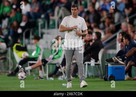 Elche, Spagna. 13 maggio 2024. ELCHE, SPAGNA - 12 MAGGIO: Antonio Hidalgo capo allenatore del SD Huesca guarda durante il LaLiga Hypermotion match tra Elche CF e SD Huesca allo stadio Manuel Martinez Valero, il 12 maggio 2024 a Elche, Alicante, Spagna. (Foto di Francisco Macia/Photo Players Images) credito: Magara Press SL/Alamy Live News Foto Stock