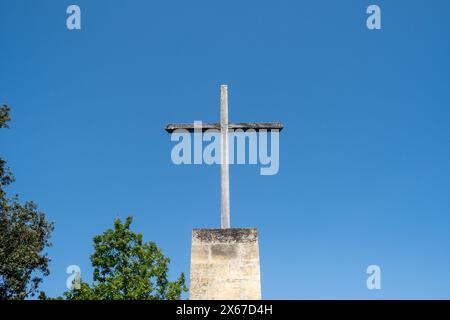 Croce della religione del cristianesimo cattolico nei giardini del castello di Marqueyssac in Dordogna durante una vacanza estiva nel Perigord in Foto Stock