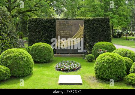 Grab Verleger Franz Burda und Verlegerin Aenne Burda, Stadtfriedhof Weingarten, Offenburg, Baden-Württemberg, Deutschland *** tomba dell'editore Franz Burda e dell'editore Aenne Burda, Weingarten City Cemetery, Offenburg, Baden Württemberg, Germania Foto Stock