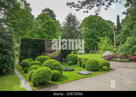 Grab Verleger Franz Burda und Verlegerin Aenne Burda, Stadtfriedhof Weingarten, Offenburg, Baden-Württemberg, Deutschland *** tomba dell'editore Franz Burda e dell'editore Aenne Burda, Weingarten City Cemetery, Offenburg, Baden Württemberg, Germania Foto Stock