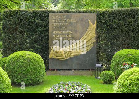 Grab Verleger Franz Burda und Verlegerin Aenne Burda, Stadtfriedhof Weingarten, Offenburg, Baden-Württemberg, Deutschland *** tomba dell'editore Franz Burda e dell'editore Aenne Burda, Weingarten City Cemetery, Offenburg, Baden Württemberg, Germania Foto Stock