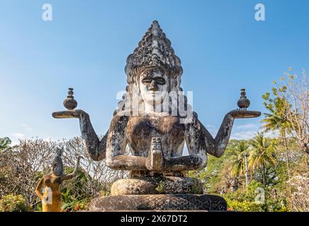 Statua indù al Parco del Buddha Xieng Khuan, Vientiane, Laos Foto Stock