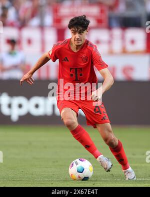 MONACO DI BAVIERA, GERMANIA - 12 MAGGIO: Aleksandar Pavlovic del Bayern Muenchen corre con un pallone durante la partita di Bundesliga tra il Bayern München e il VfL Wolfsburg all'Allianz Arena il 12 maggio 2024 a Monaco di Baviera, Germania. © diebilderwelt / Alamy Stock Foto Stock