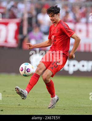 MONACO DI BAVIERA, GERMANIA - 12 MAGGIO: Aleksandar Pavlovic del Bayern Muenchen corre con un pallone durante la partita di Bundesliga tra il Bayern München e il VfL Wolfsburg all'Allianz Arena il 12 maggio 2024 a Monaco di Baviera, Germania. © diebilderwelt / Alamy Stock Foto Stock