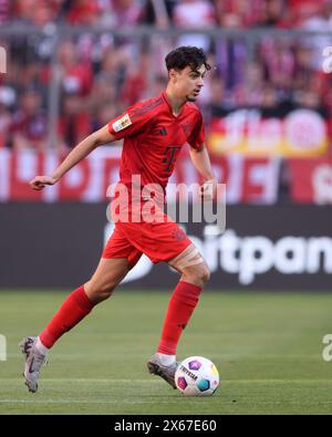 MONACO DI BAVIERA, GERMANIA - 12 MAGGIO: Aleksandar Pavlovic del Bayern Muenchen corre con un pallone durante la partita di Bundesliga tra il Bayern München e il VfL Wolfsburg all'Allianz Arena il 12 maggio 2024 a Monaco di Baviera, Germania. © diebilderwelt / Alamy Stock Foto Stock