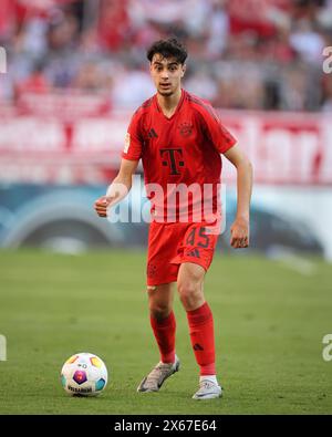 MONACO DI BAVIERA, GERMANIA - 12 MAGGIO: Aleksandar Pavlovic del Bayern Muenchen corre con un pallone durante la partita di Bundesliga tra il Bayern München e il VfL Wolfsburg all'Allianz Arena il 12 maggio 2024 a Monaco di Baviera, Germania. © diebilderwelt / Alamy Stock Foto Stock