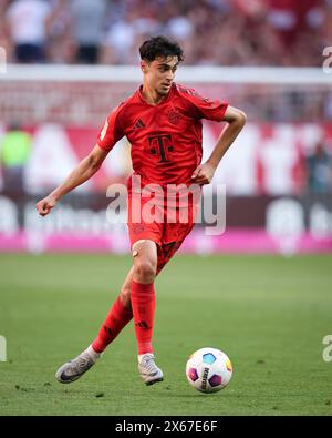 MONACO DI BAVIERA, GERMANIA - 12 MAGGIO: Aleksandar Pavlovic del Bayern Muenchen corre con un pallone durante la partita di Bundesliga tra il Bayern München e il VfL Wolfsburg all'Allianz Arena il 12 maggio 2024 a Monaco di Baviera, Germania. © diebilderwelt / Alamy Stock Foto Stock